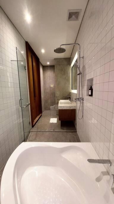 Akhila 4 - 1 Bedroom Modern Tropical At The Heart Of Villa